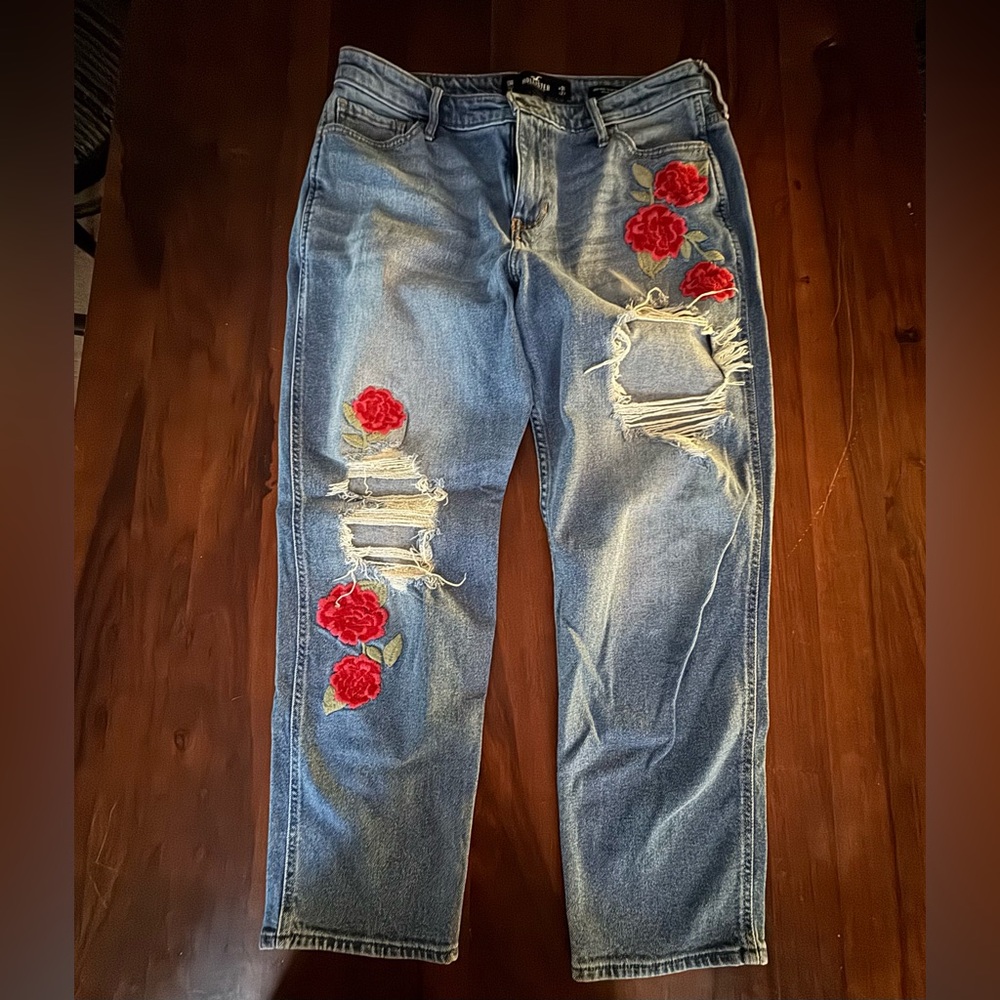HOLLISTER DISTRESSED EMBROIDERED JEANS SIZE 31